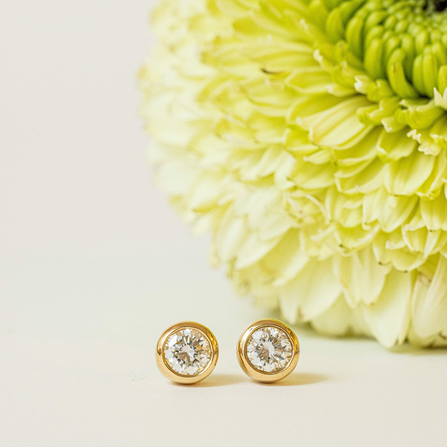 0.6ct ベゼルピアス