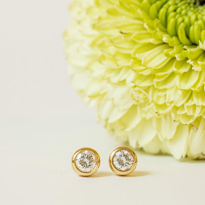 0.6ct ベゼルピアス