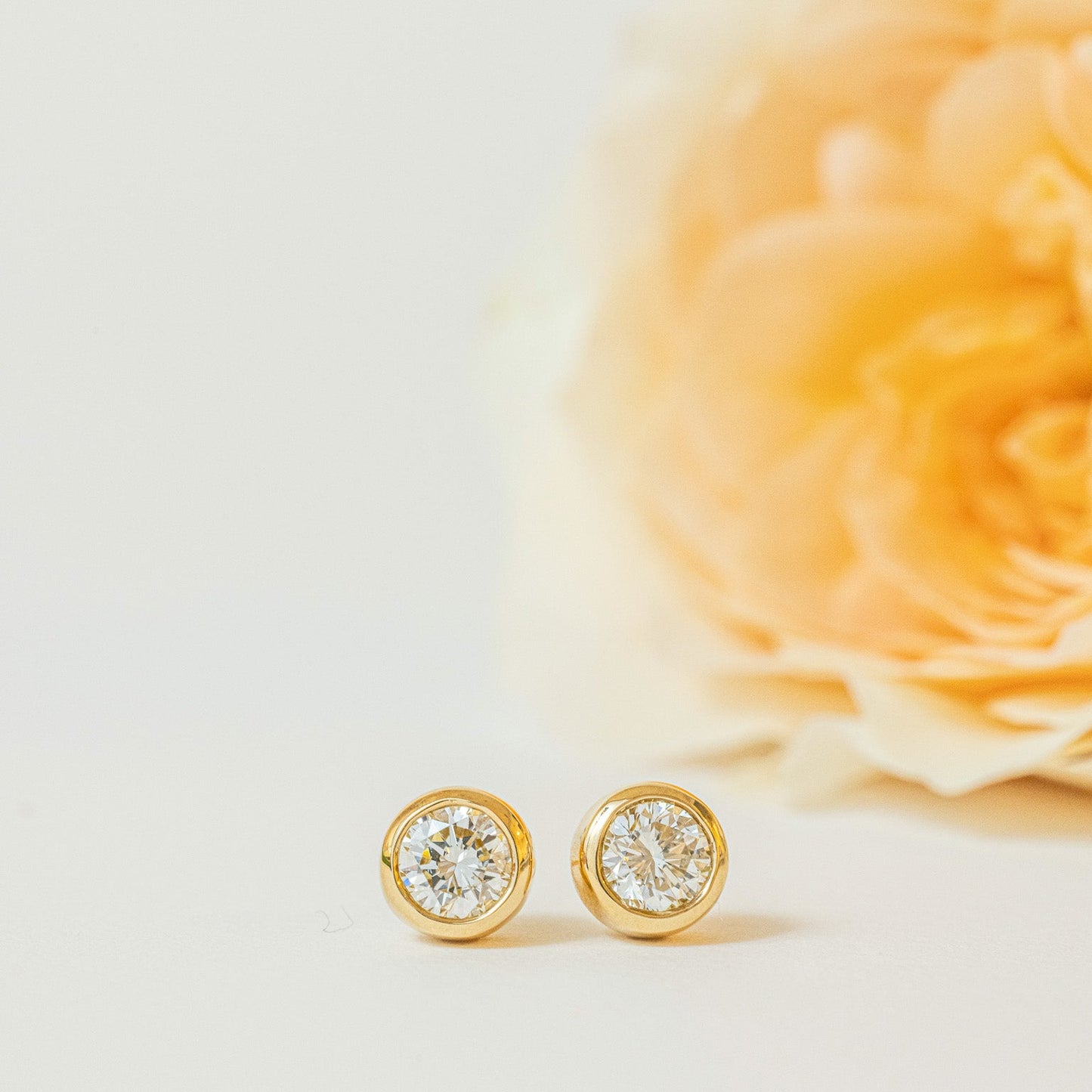 0.6ct ベゼルピアス