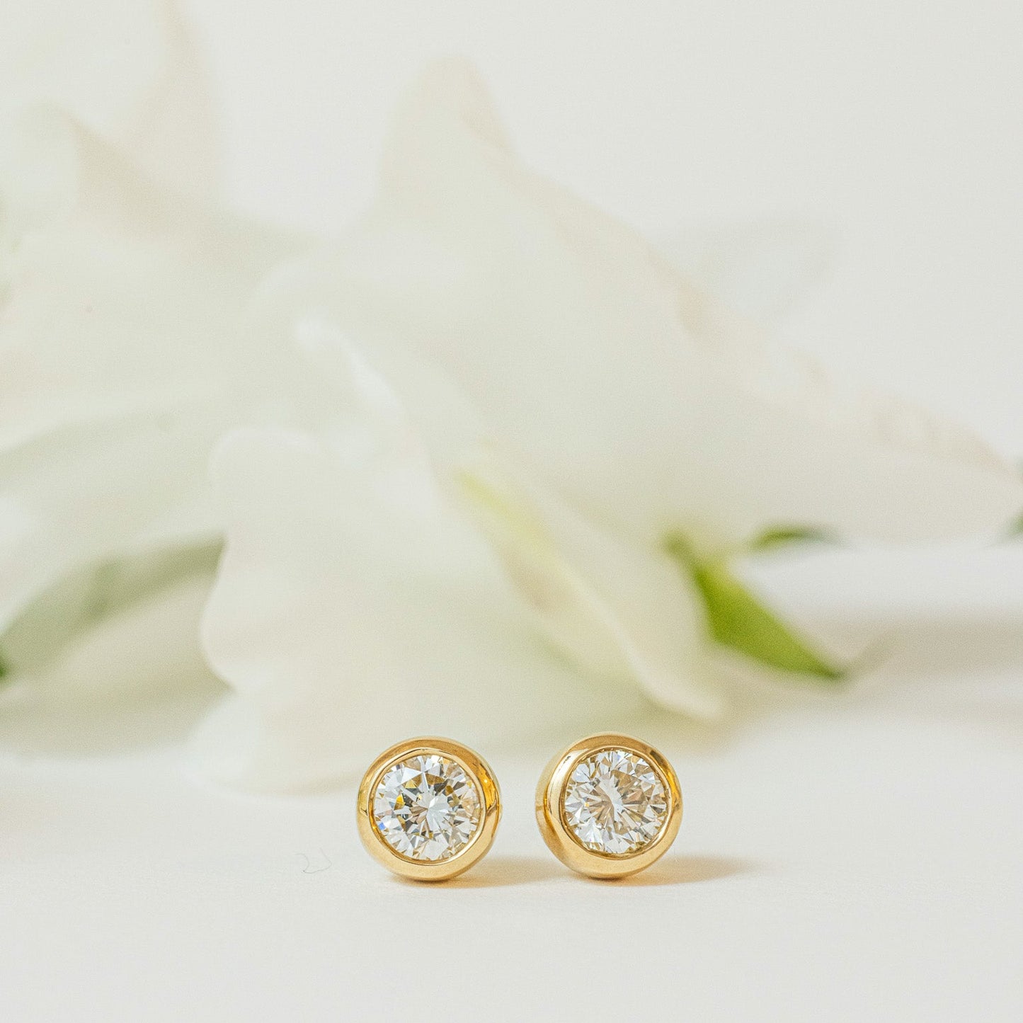 0.6ct ベゼルピアス