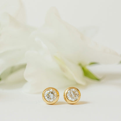 0.6ct ベゼルピアス