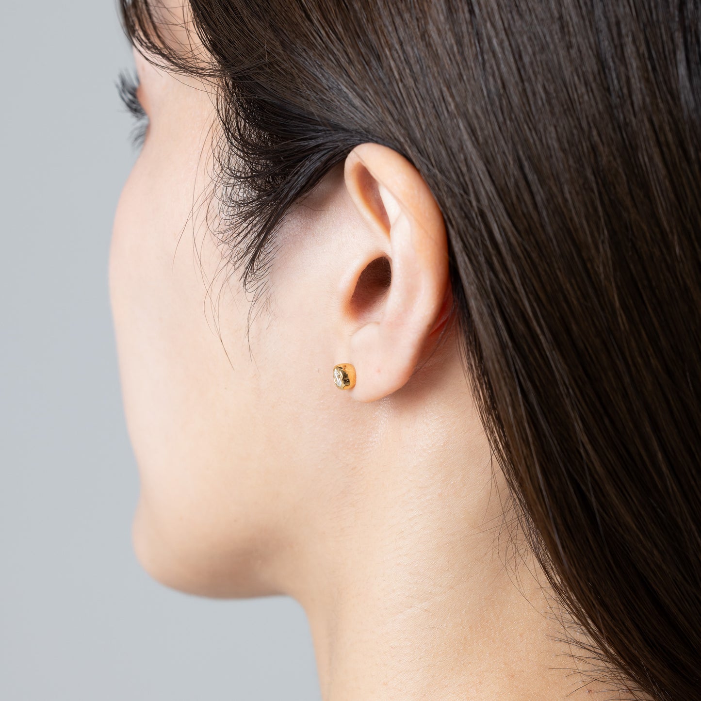 0.6ct ベゼルピアス