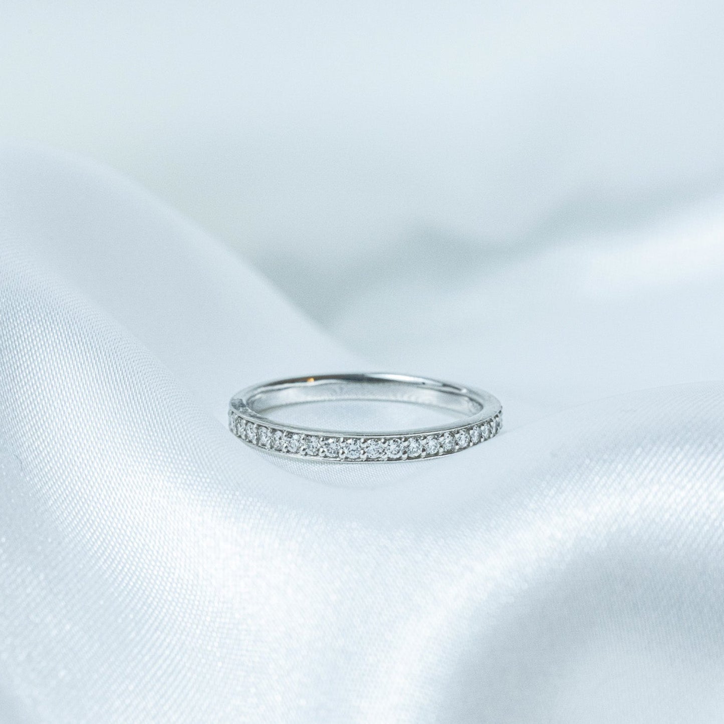 K18/Pt  「レール」ハーフエタニティリング（幅2.0mm）