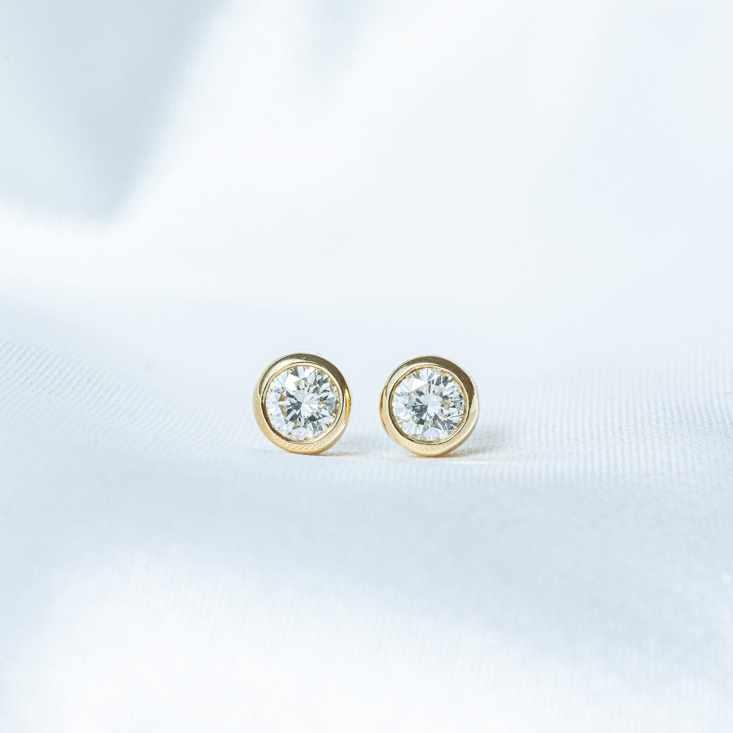 0.6ct ベゼルピアス