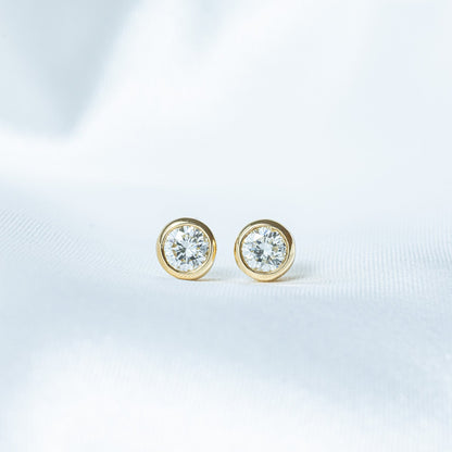 0.6ct ベゼルピアス